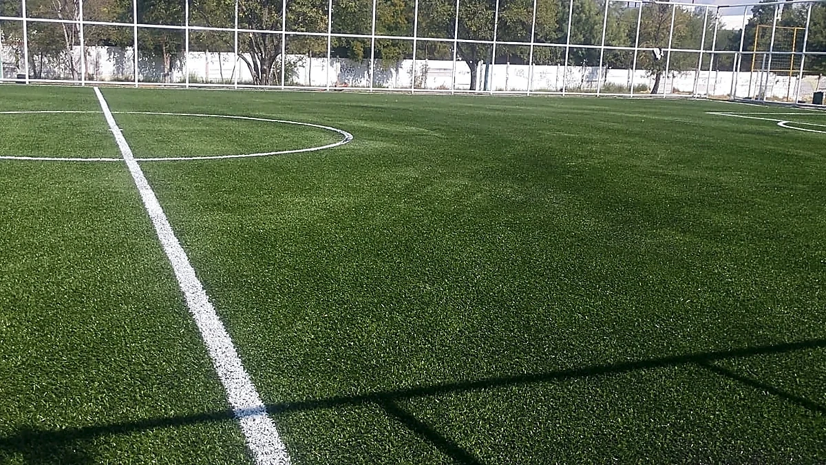 Detalle del pasto sintético de la cancha de fútbol 7 en Guadalupe, Nuevo León