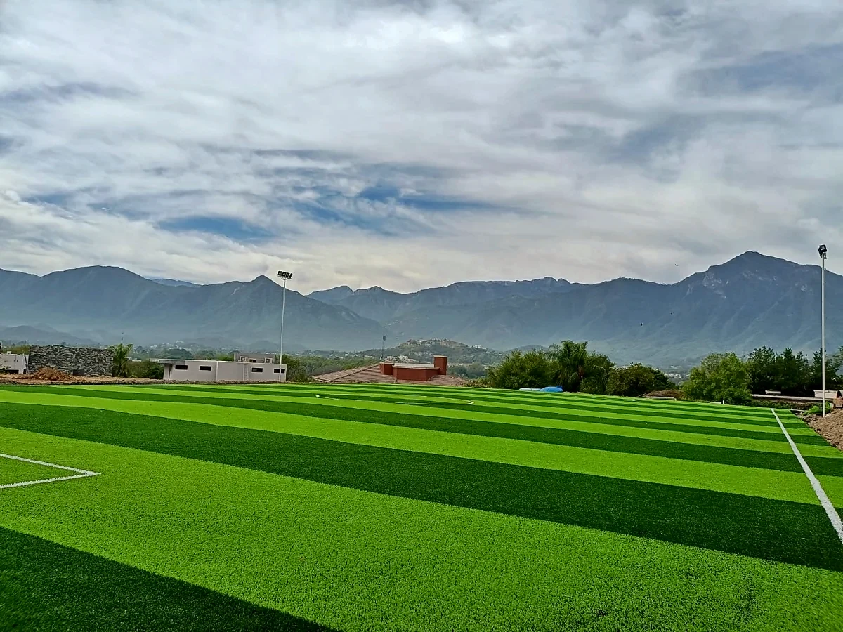 Cancha de fútbol 7 con pasto sintético en Santiago, Nuevo León: líneas de juego insertadas en el mismo pasto