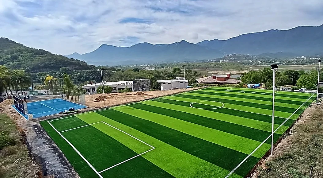 Detalle del pasto sintético de la cancha de fútbol 7 en Santiago, Nuevo León