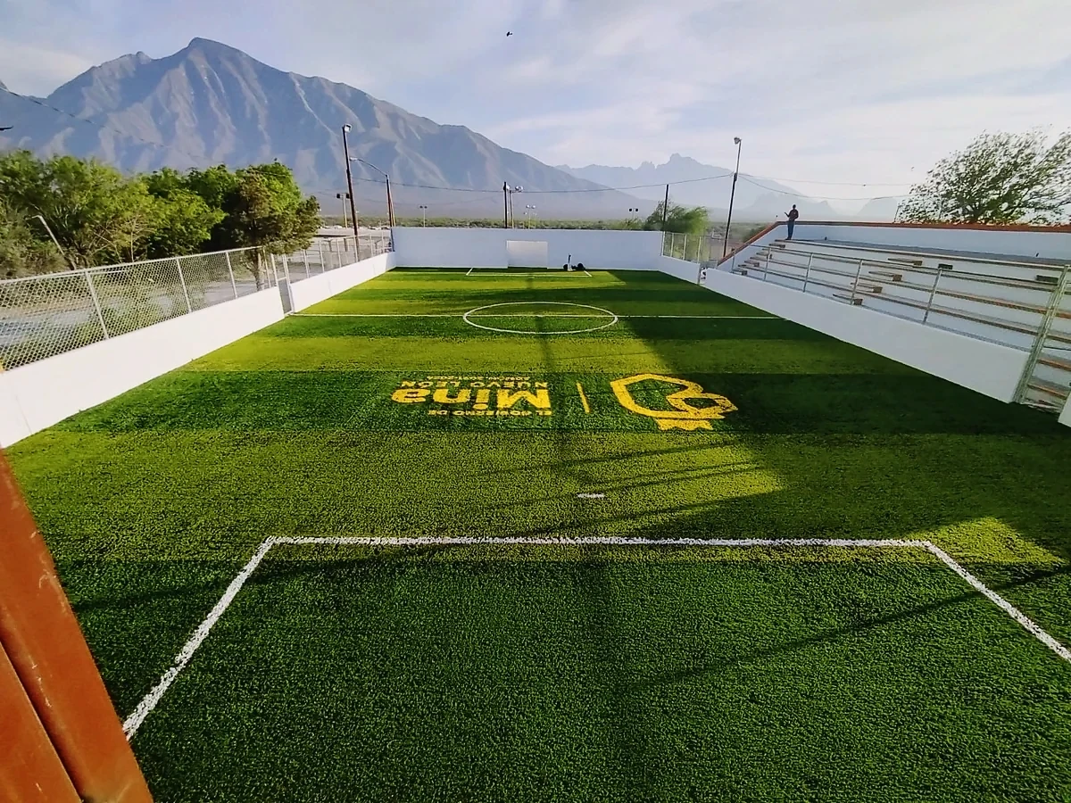 Cancha de fútbol rápido con pasto sintético en Mina, Nuevo León: la cancha desde la línea lateral
