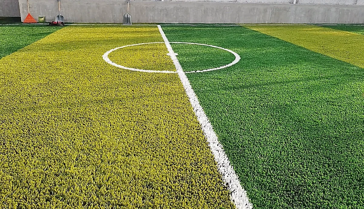 Cancha de fútbol rápido con pasto sintético en Santa Catarina, Nuevo León: la cancha desde la línea lateral