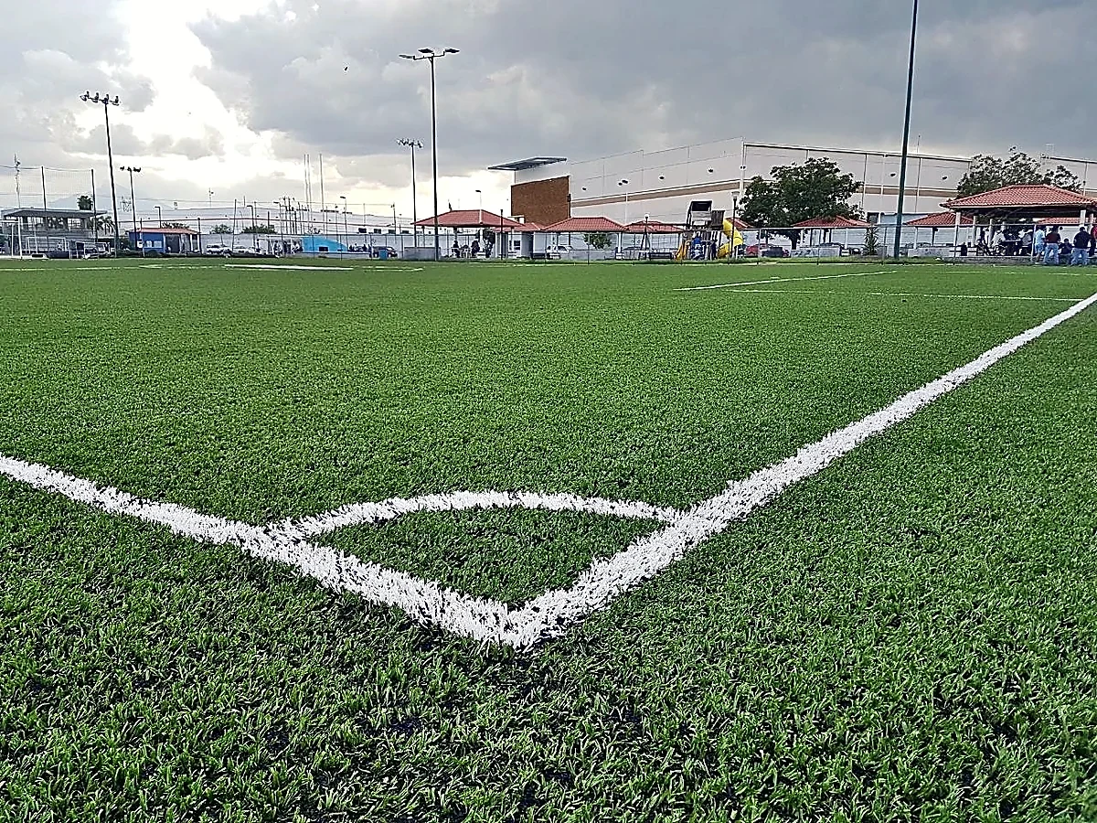 Cancha de fútbol soccer con pasto sintético en Deportivo Cosmoplus 3, Apodaca, Nuevo León: líneas de juego insertadas en el pasto