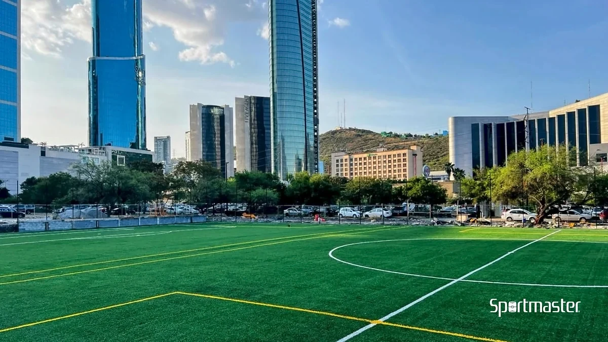 Cancha de fútbol soccer con pasto sintético en Deportivo Local Legends, San Pedro Garza García, Nuevo León: la cancha desde la línea lateral