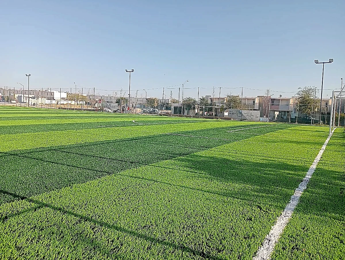 Cancha de fútbol soccer con pasto sintético en Macroparque San Martin Cantoral, Pesquería, Nuevo León: otra vista de la cancha
