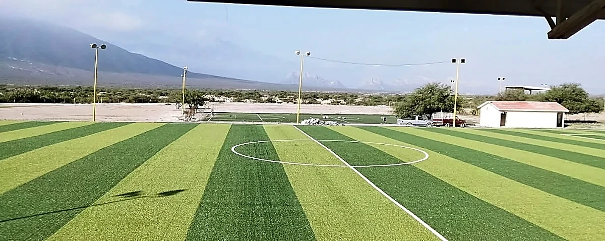 Cancha de fútbol soccer con pasto sintético en Unidad Deportiva Luis Donaldo Colosio, Mina, Nuevo León: líneas de juego insertadas en el pasto