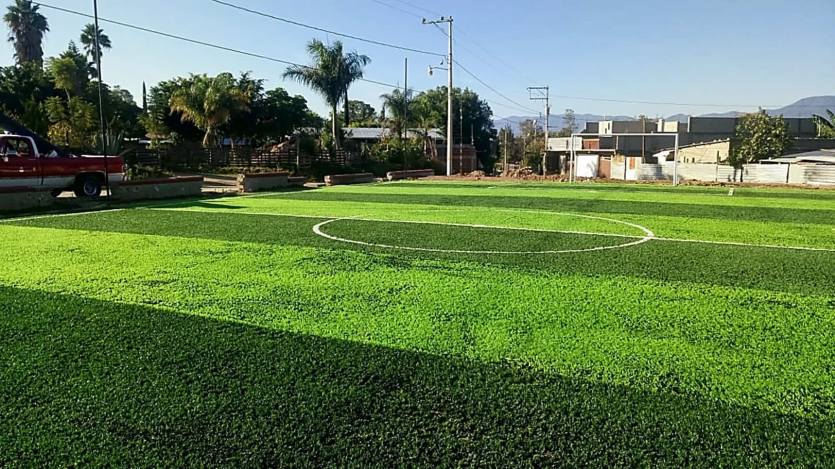 Cancha de fútbol 5 con pasto sintético en Campo Deportivo de Apasco, Oaxaca: líneas insertadas en el pasto sintético