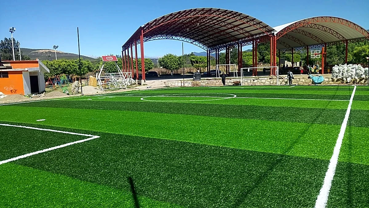 Cancha de fútbol 5 con pasto sintético en Campo Deportivo de Apasco, Oaxaca: otra vista de la cancha
