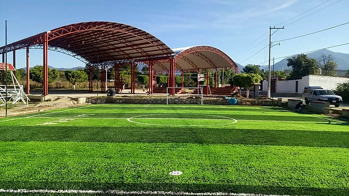 Detalle del pasto sintético de la cancha de fútbol 5 en Magdalena de Apasco, Oaxaca