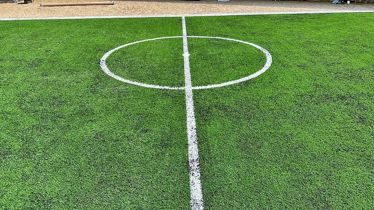 Cancha de fútbol 5 con pasto sintético en Primaria Carlos a Carrillo, Santa María Huazolotitlán, Oaxaca: líneas insertadas en el pasto sintético