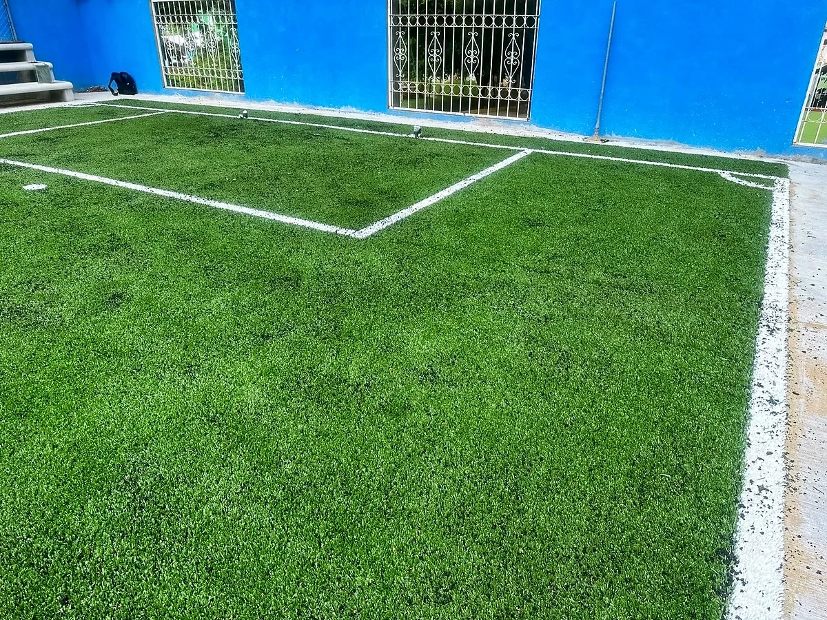 Cancha de fútbol 5 con pasto sintético en Primaria Carlos a Carrillo, Santa María Huazolotitlán, Oaxaca: otra vista de la cancha