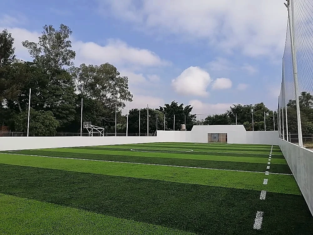 Cancha de fútbol 7 con pasto sintético en Ánimas Trujano, Oaxaca: la cancha desde la línea lateral