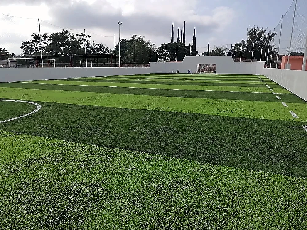 Cancha de fútbol 7 con pasto sintético en Ánimas Trujano, Oaxaca: pasto sintético deportivo recién cepillado
