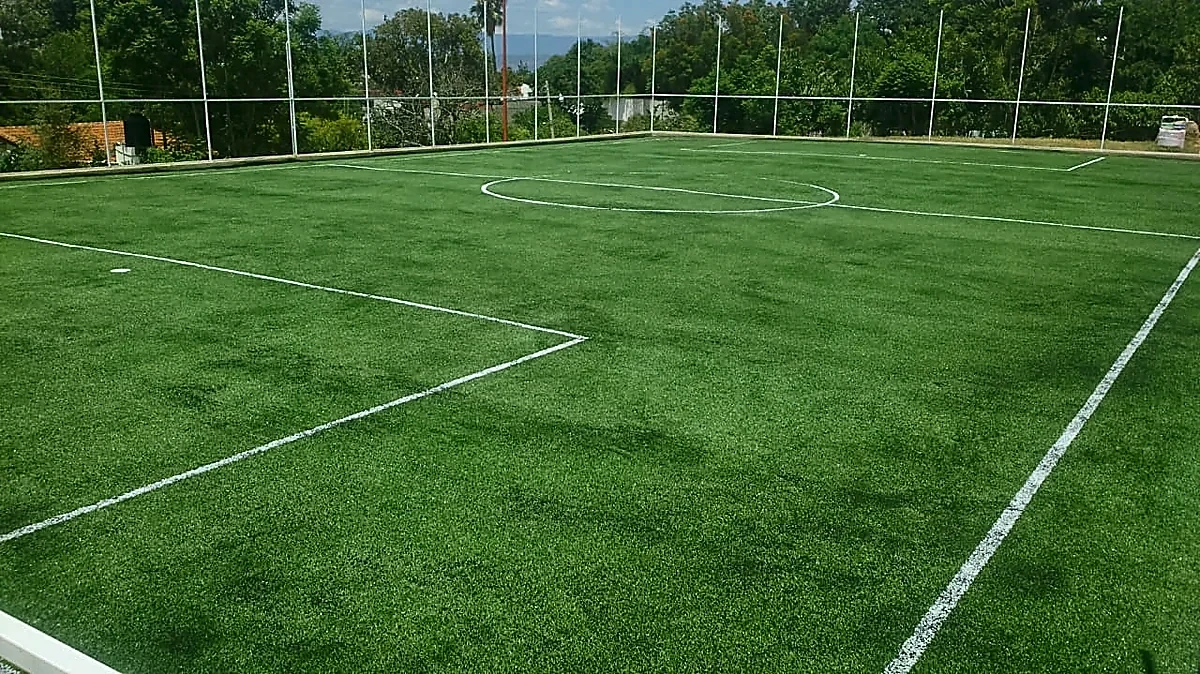 Cancha de fútbol 7 con pasto sintético en Campo Deportivo San Andres Huayapam, Oaxaca: la cancha desde la línea lateral