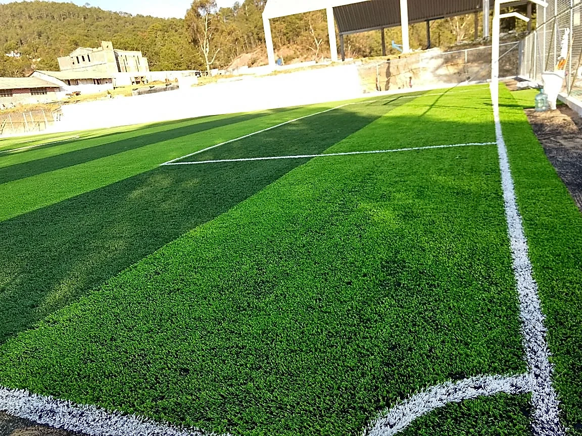 Cancha de fútbol 7 con pasto sintético en Escuela Secundaria Tecnica #54, San Miguel el Grande, Oaxaca: otra vista de la cancha de fútbol 7