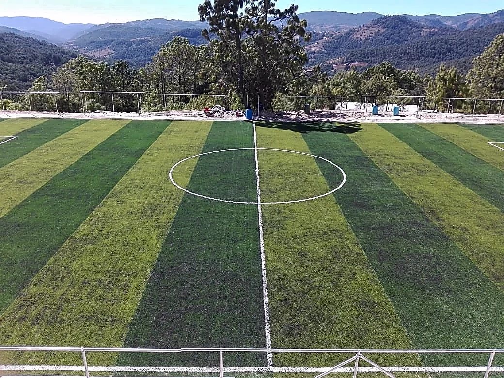 Cancha de fútbol 7 con pasto sintético en Instituto Tecnologico San Miguel el Grande (ITSMIGRA), Tlaxiaco, Oaxaca: líneas de juego insertadas en el mismo pasto