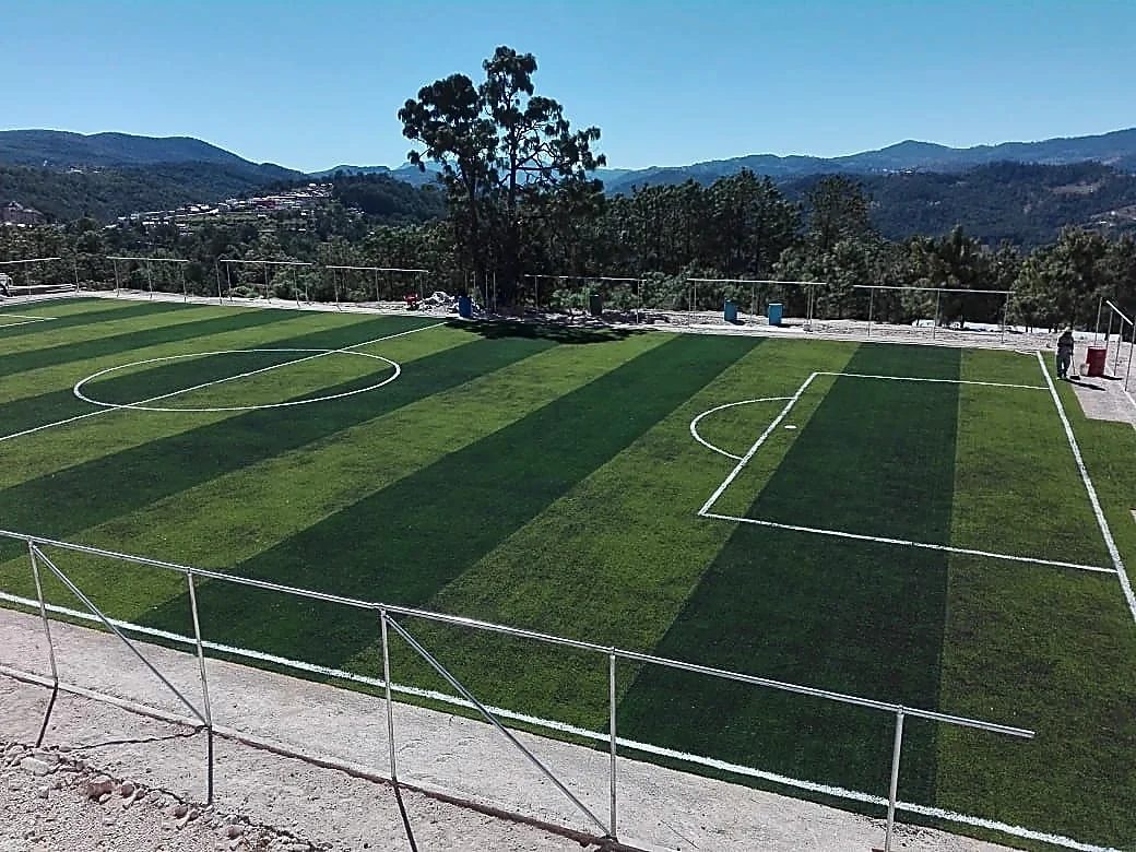 Cancha de fútbol 7 con pasto sintético en Instituto Tecnologico San Miguel el Grande (ITSMIGRA), Tlaxiaco, Oaxaca: otra vista de la cancha de fútbol 7