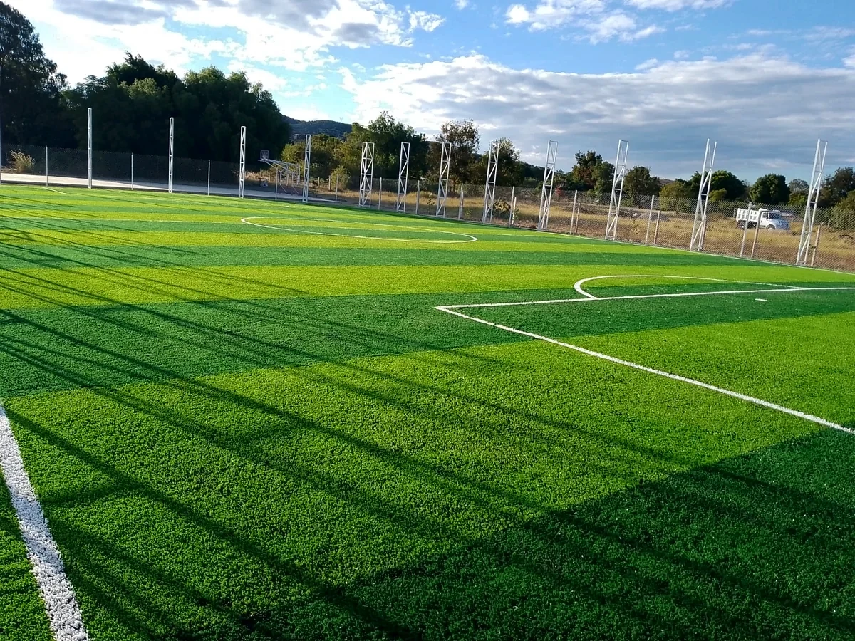 Detalle del pasto sintético de la cancha de fútbol 7 en Santiago Suchilquitongo, Oaxaca