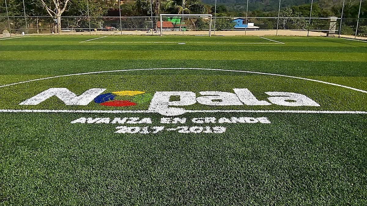Cancha de fútbol 7 con pasto sintético en Santos Reyes Nopala, Oaxaca: líneas de juego insertadas en el mismo pasto
