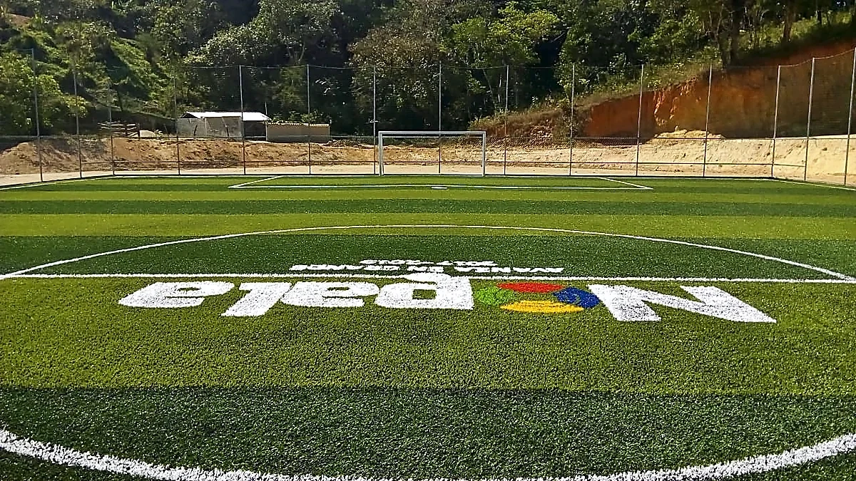 Cancha de fútbol 7 con pasto sintético en Santos Reyes Nopala, Oaxaca: la cancha desde la línea lateral