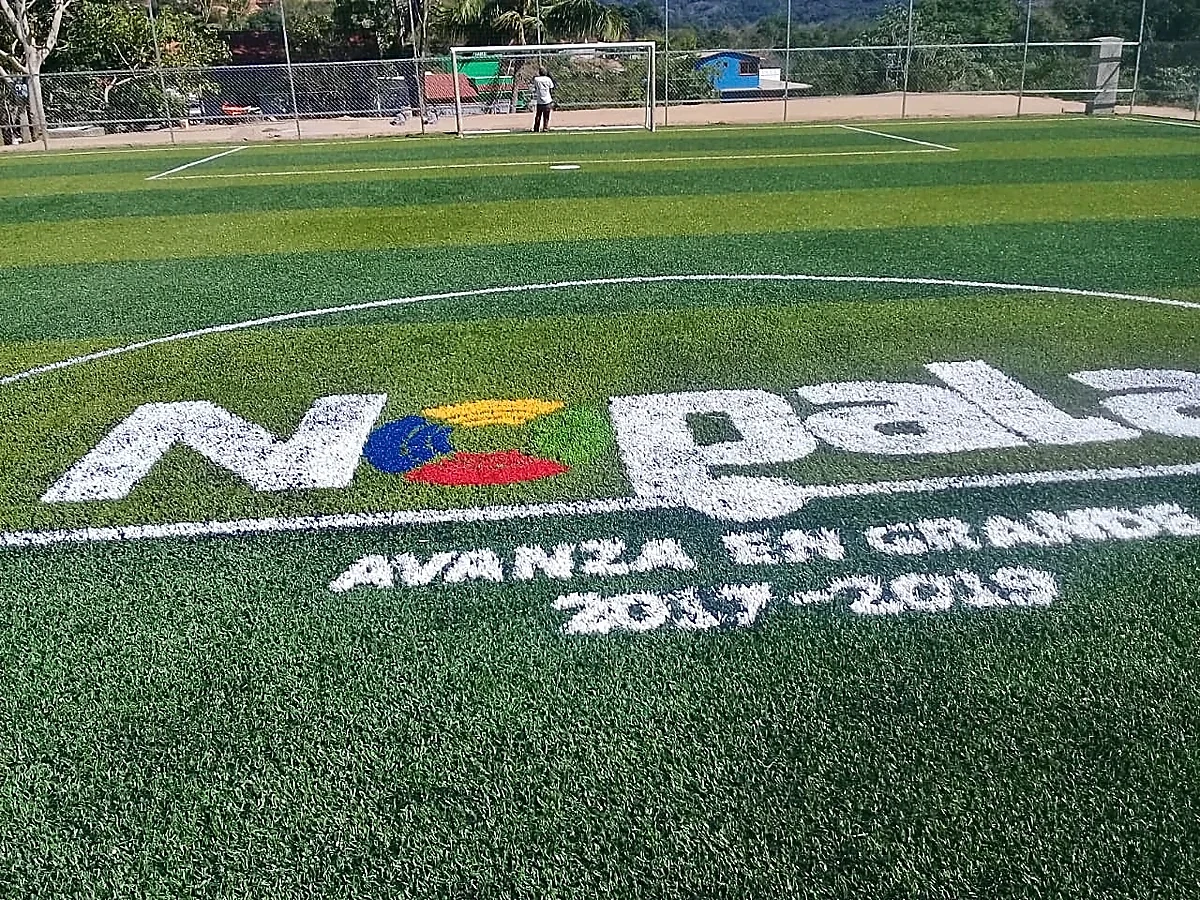 Cancha de fútbol 7 con pasto sintético en Santos Reyes Nopala, Oaxaca: pasto sintético deportivo recién cepillado