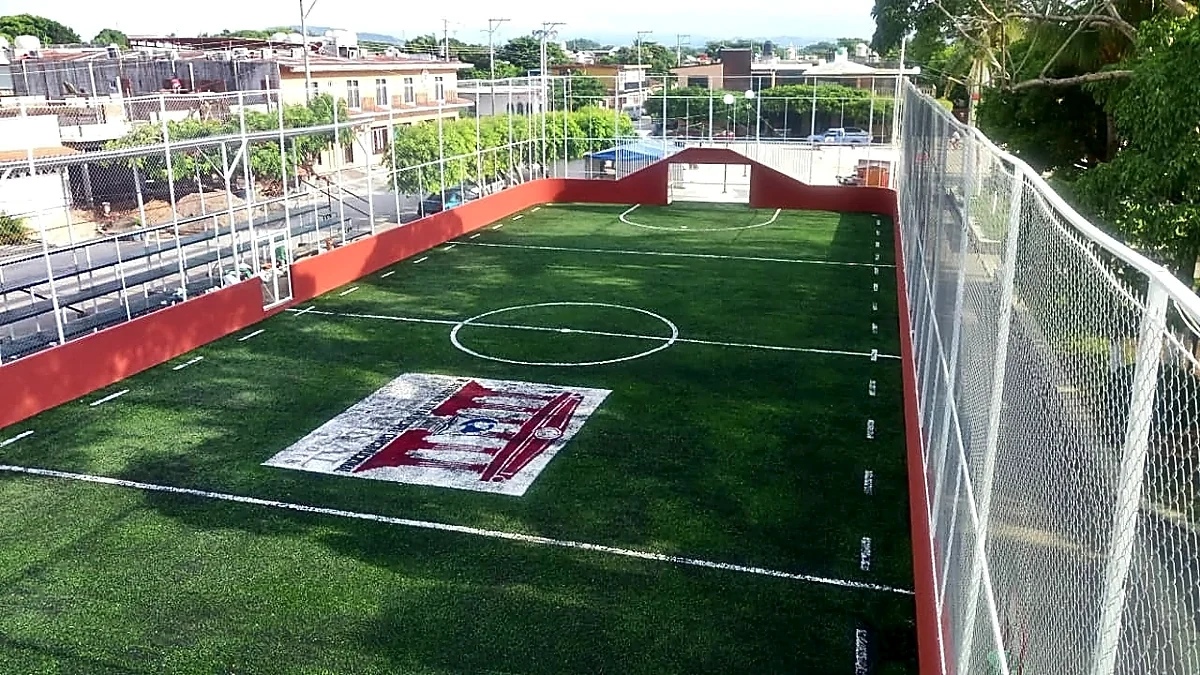Cancha de fútbol rápido con pasto sintético en Parque Municipal el Espinal Oaxaca, Oaxaca: pasto sintético deportivo recién cepillado