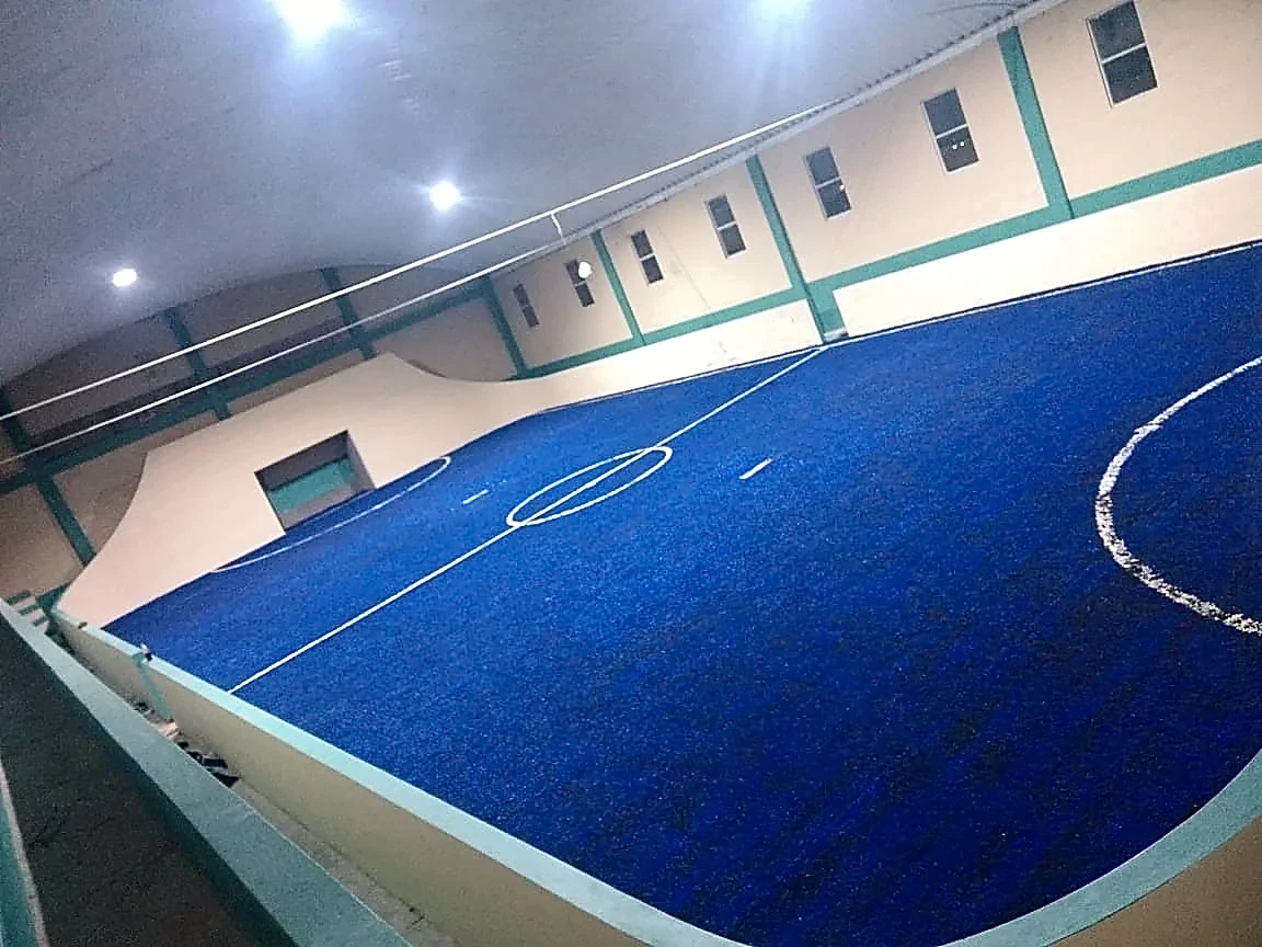 Cancha de fútbol rápido con pasto sintético en Unidad Deportiva de Chiconquiaco, Oaxaca: otra vista de la cancha