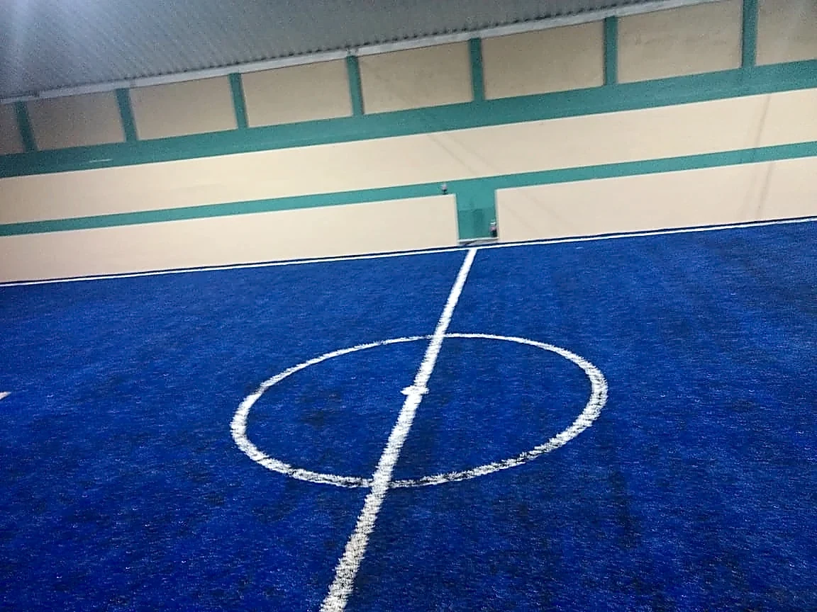 Cancha de fútbol rápido con pasto sintético en Unidad Deportiva de Chiconquiaco, Oaxaca: la cancha desdel fondo