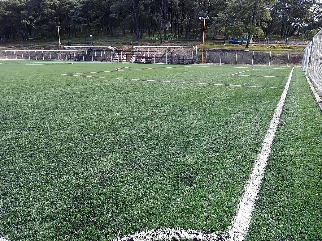 Cancha de fútbol soccer con pasto sintético en Campo Santiago Tamaozla, Tlaxiaco, Oaxaca: otra vista de la cancha