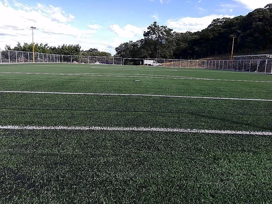 Detalle del pasto sintético de la cancha de fútbol soccer en Tlaxiaco, Oaxaca