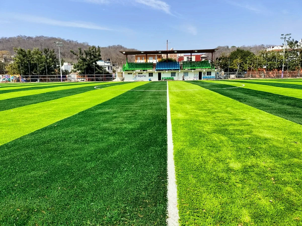 Cancha de fútbol soccer con pasto sintético en Crucecita, Oaxaca