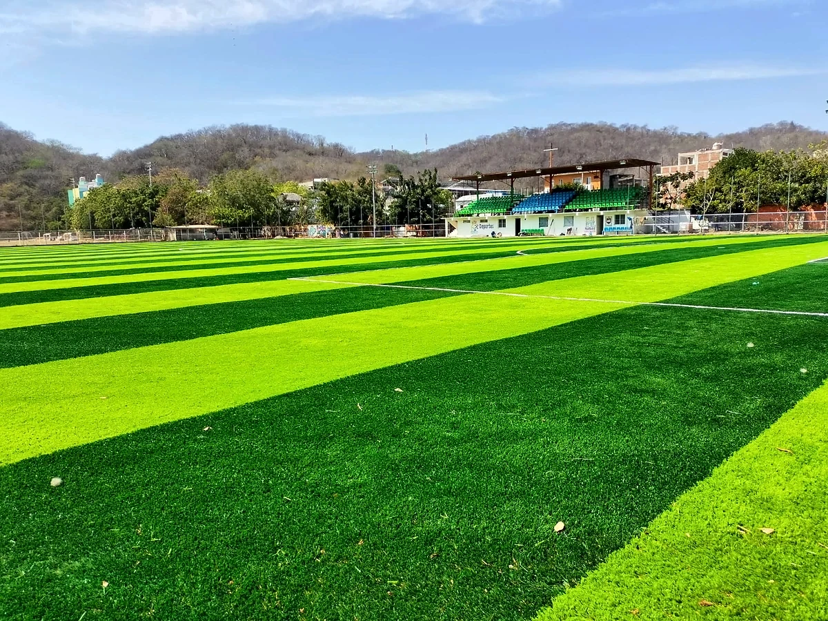 Cancha de fútbol soccer con pasto sintético en Crucecita, Oaxaca: otra vista de la cancha