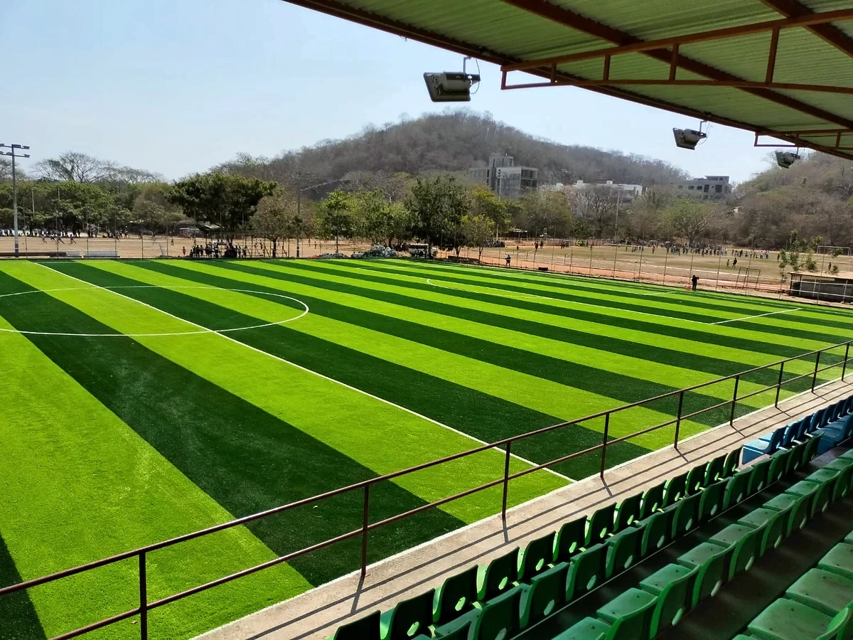 Cancha de fútbol soccer con pasto sintético en Crucecita, Oaxaca: vista de la cancha y su entorno