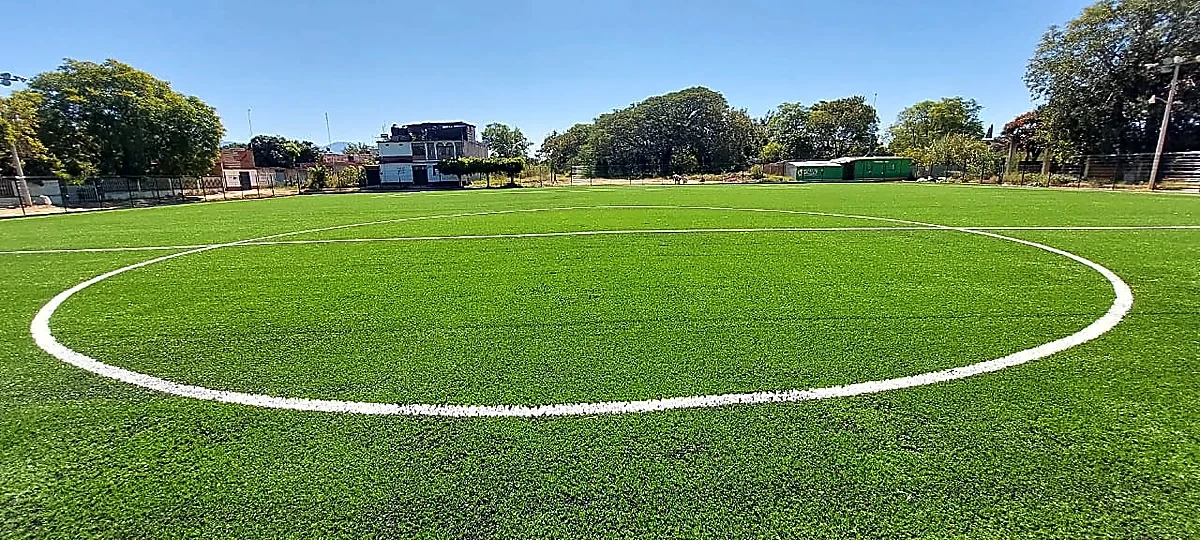 Cancha de fútbol soccer con pasto sintético en Ocotlán de Morelos, Oaxaca
