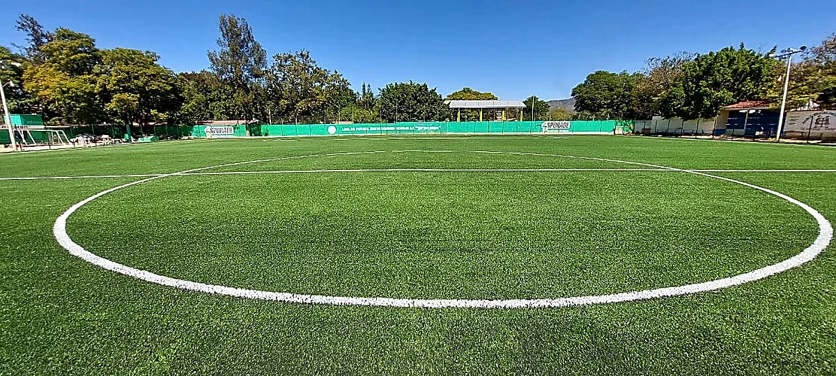 Cancha de fútbol soccer con pasto sintético en Ocotlán de Morelos, Oaxaca: líneas de juego insertadas en el pasto