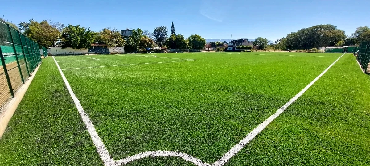 Cancha de fútbol soccer con pasto sintético en Ocotlán de Morelos, Oaxaca: otra vista de la cancha