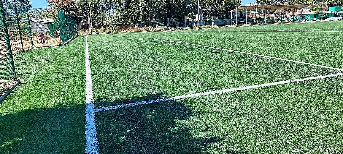 Cancha de fútbol soccer con pasto sintético en Ocotlán de Morelos, Oaxaca: la cancha desdel fondo