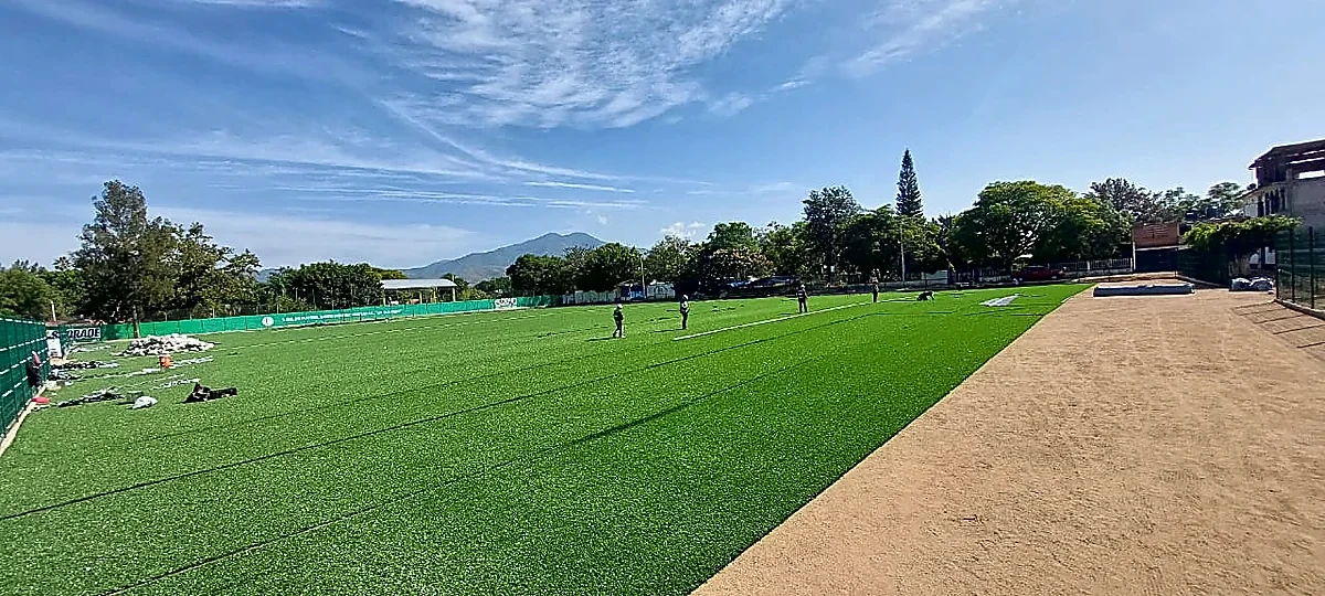 Detalle del pasto sintético de la cancha de fútbol soccer en Ocotlán de Morelos, Oaxaca