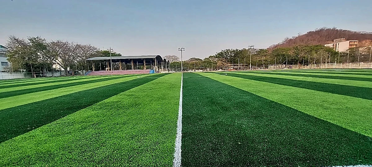 Cancha de fútbol soccer con pasto sintético en Unidad Deportiva la Crucecita, La Crucecita (Huatulco), Oaxaca: pasto sintético deportivo recién cepillado