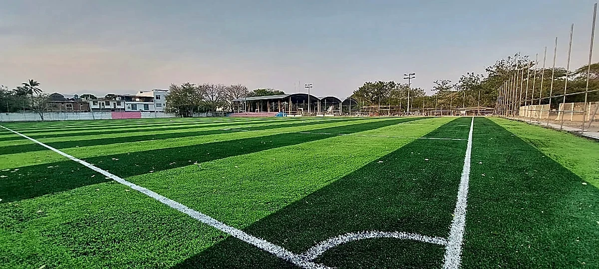 Detalle del pasto sintético de la cancha de fútbol soccer en La Crucecita (Huatulco), Oaxaca