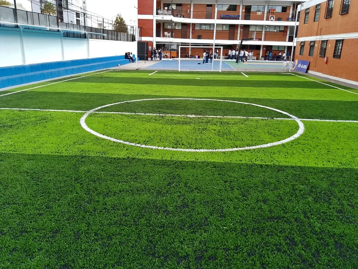 Cancha de fútbol 5 con pasto sintético en Puebla, Puebla: pasto sintético deportivo recién cepillado