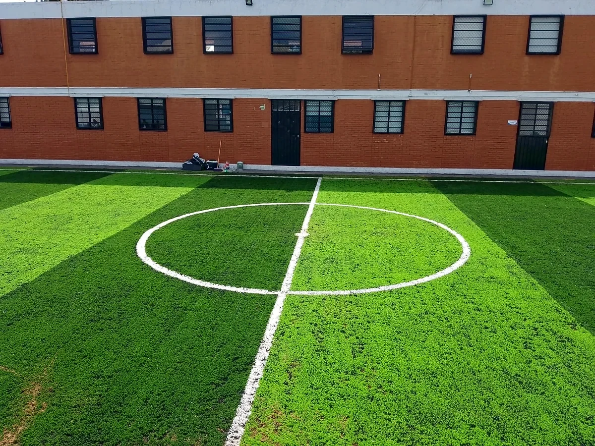 Cancha de fútbol 5 con pasto sintético en Puebla, Puebla: la cancha desdel fondo