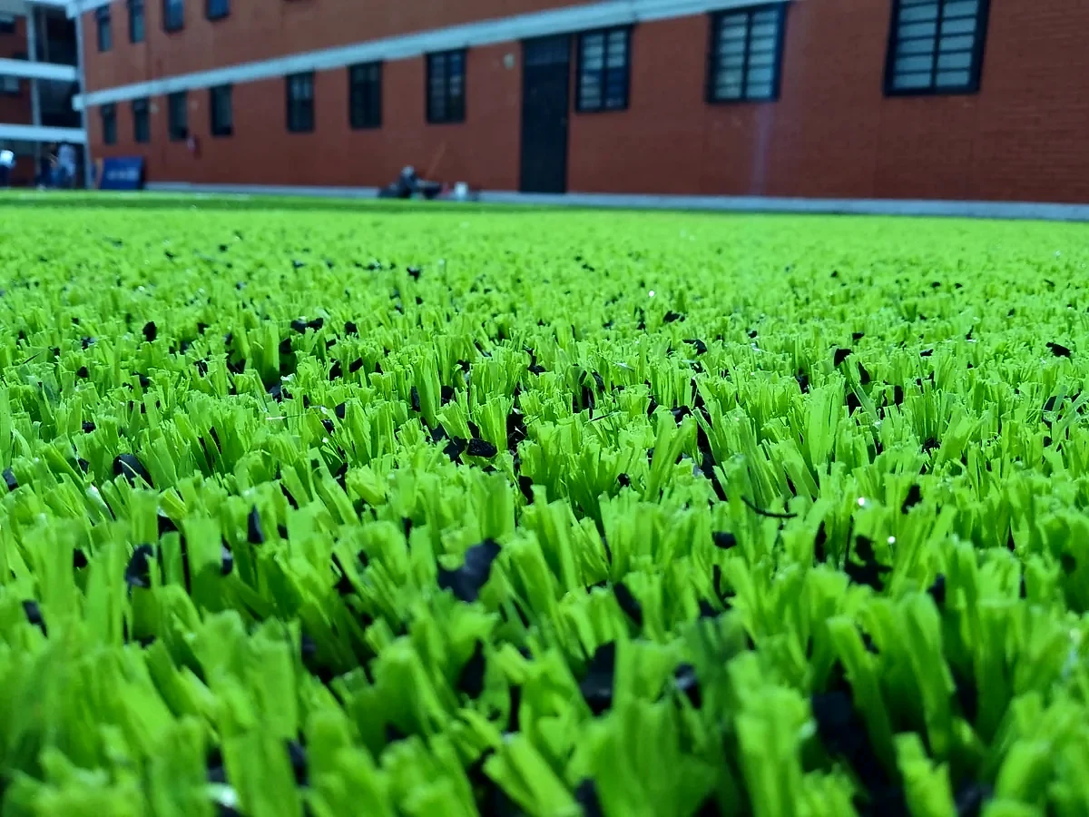 Detalle del pasto sintético de la cancha de fútbol 5 en Puebla, Puebla