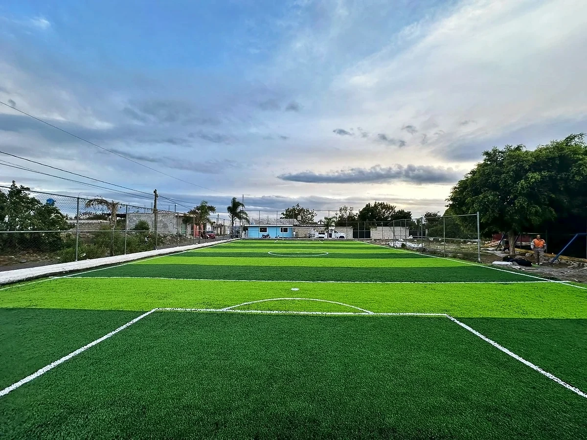 Cancha de fútbol 5 con pasto sintético en San Jerónimo Coyola, Puebla: líneas insertadas en el pasto sintético