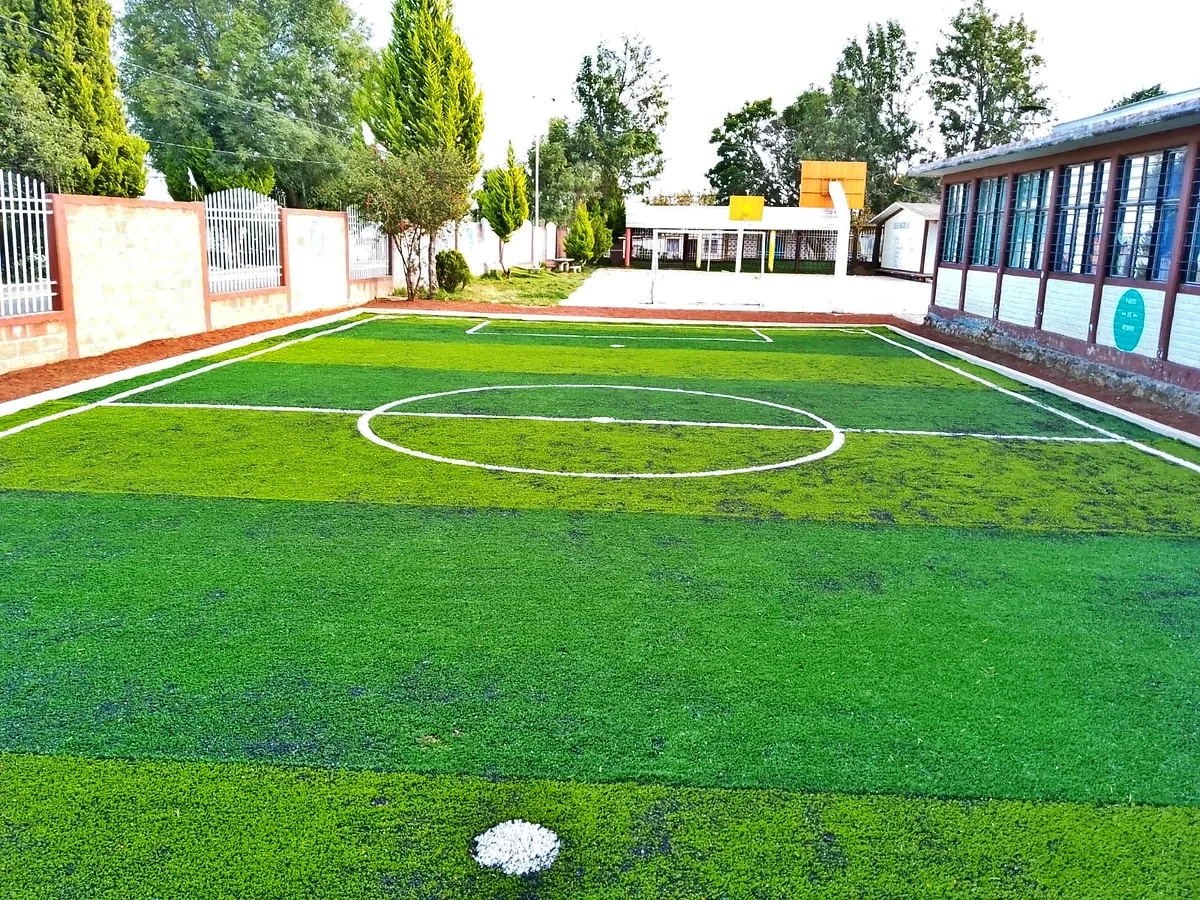 Cancha de fútbol 5 con pasto sintético en San Juan Tetla, Puebla: la cancha desde la línea lateral