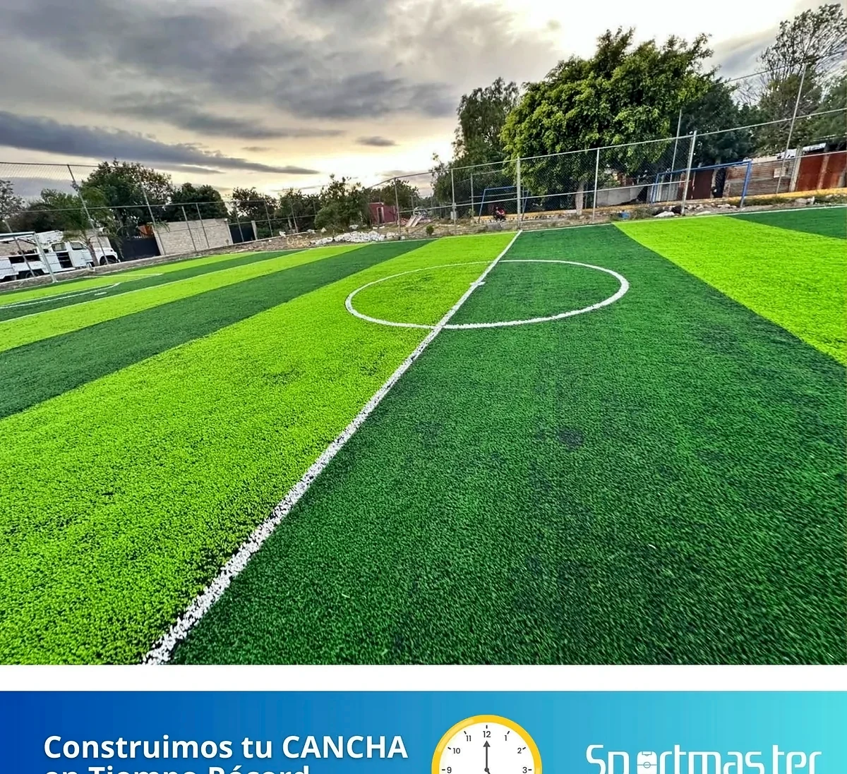 Detalle del pasto sintético de la cancha de fútbol 5 en San Jerónimo Coyula, Puebla