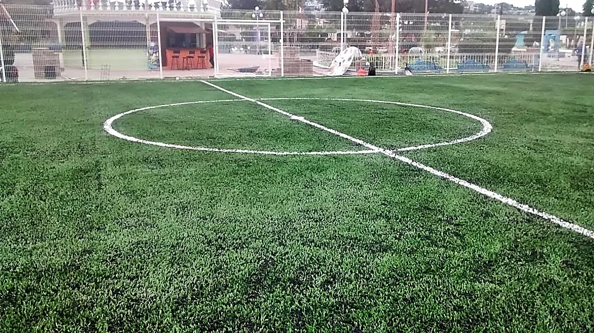 Detalle del pasto sintético de la cancha de fútbol 7 en Tetzoyocan, Puebla