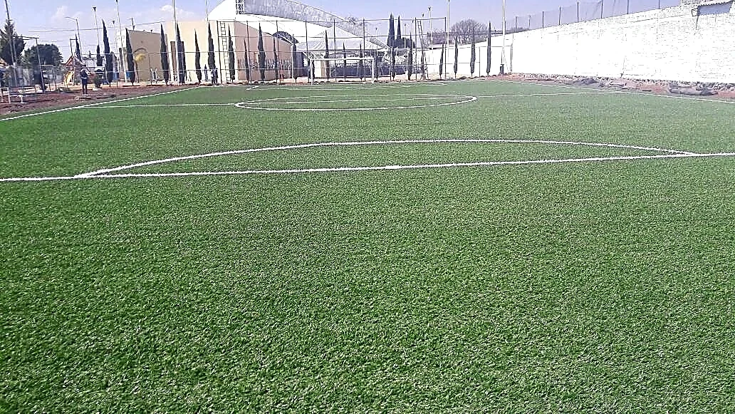 Cancha de fútbol 7 con pasto sintético en Centro Integral de Prevención y Participación Ciudadana, Puebla, Puebla: otra vista de la cancha de fútbol 7