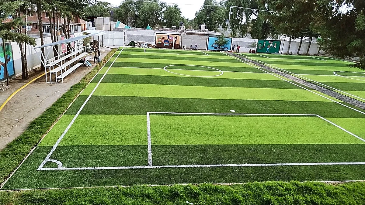 Cancha de fútbol 7 con pasto sintético en Deportivo Felipe Ángeles, Puebla: la cancha desde la línea lateral