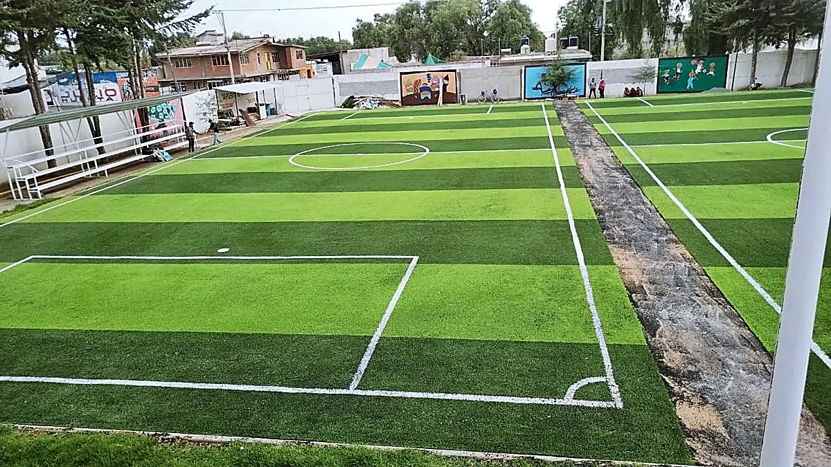 Detalle del pasto sintético de la cancha de fútbol 7 en Felipe Ángeles, Puebla