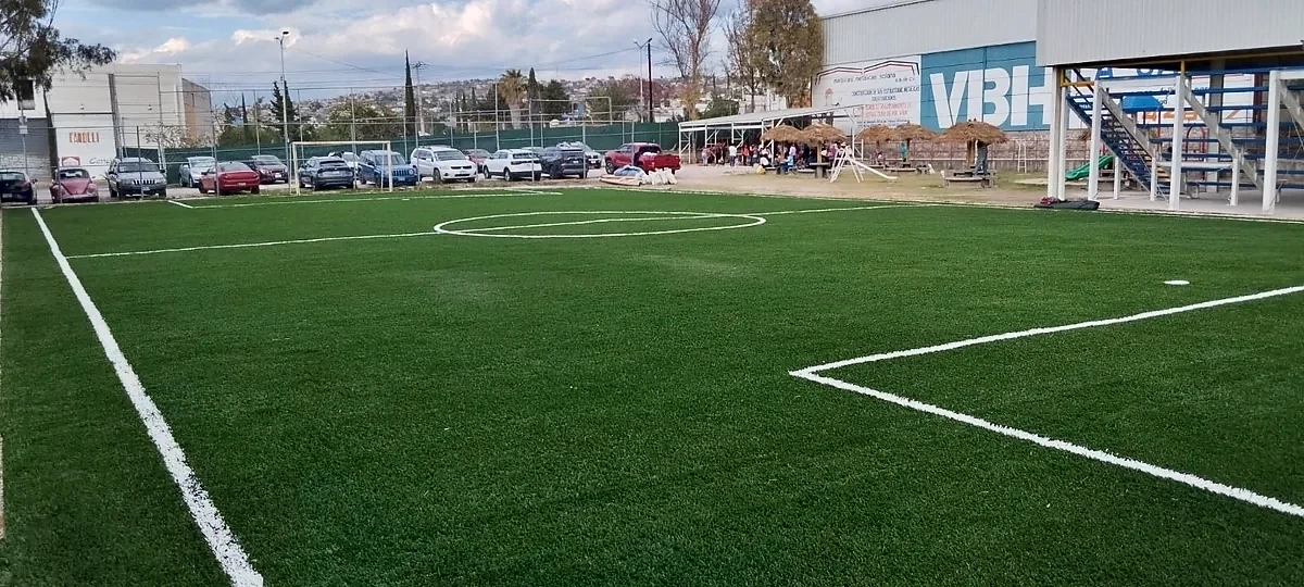 Detalle del pasto sintético de la cancha de fútbol 7 en San Francisco Totimehuacán, Puebla